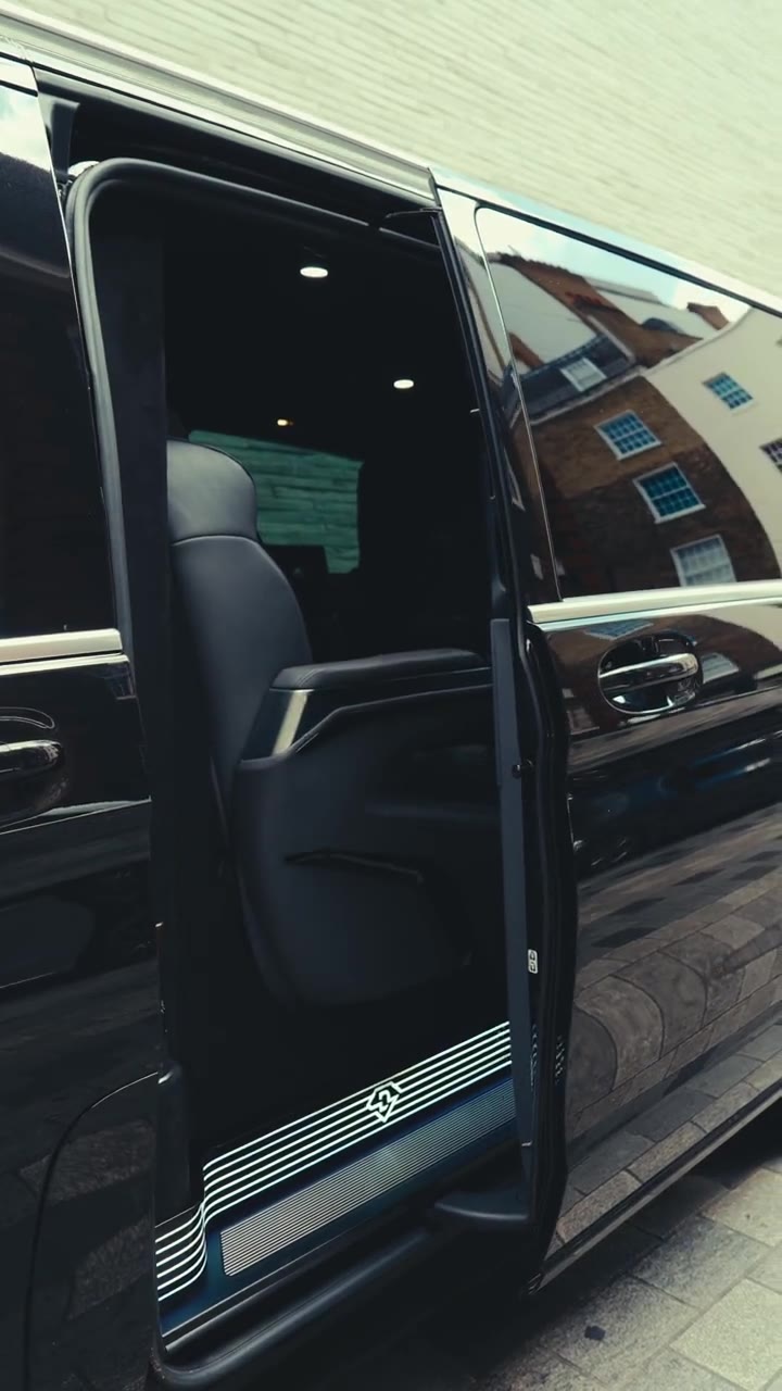 Sliding door opening on the Mercedes-Benz V-Class